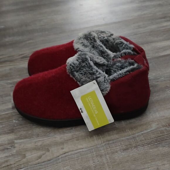 Red  faux fur lined slippers  Sz 8 NWT - Picture 3 of 7